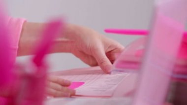 Kadınlar için göz alıcı pembe ofisi. Pembe Lehçe portre kadın onu boyama nails