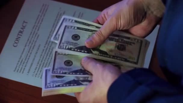 Peníze Rukou Pánské Ruce Počítat Peníze Stole Smlouva — Stock video