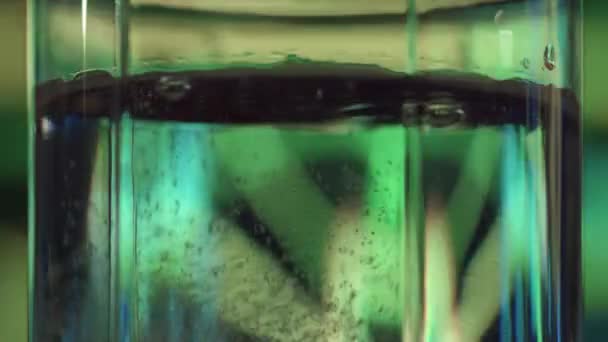 Aspirina Acqua Bicchiere Pieno Acqua Poi Nel Bicchiere Viene Aggiunto — Video Stock