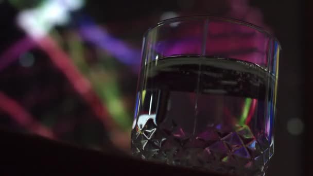 Glass Water Aspirin Dissolves Glass Filled Water Glass Added Effervescent — Stock Video