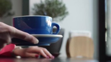 Genç kız bir kitap okuma. Bir öğrenci bir kitap okur