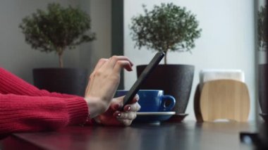 Genç kız bir kitap okuma. Bir öğrenci bir kitap okur