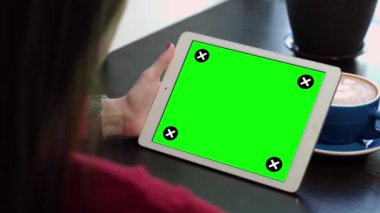 Genç kız bir kitap okuma. Bir öğrenci bir kitap okur