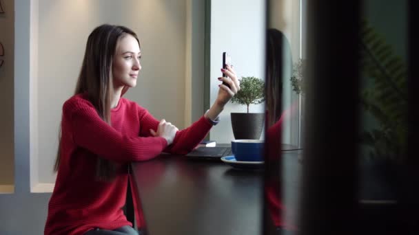 카페에 여자에 Selfie 네트워크에 자신의 — 비디오