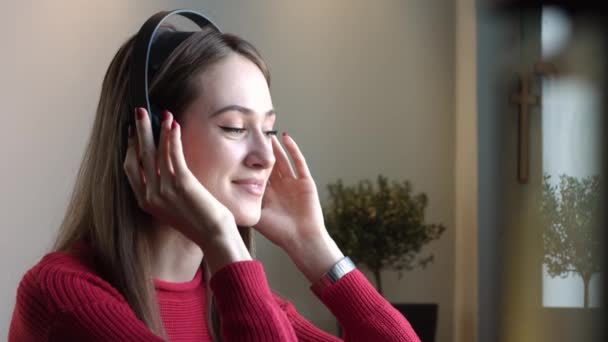 Mooi Meisje Luistert Naar Muziek Cafe Meisje Koptelefoon Luisteren Naar — Stockvideo