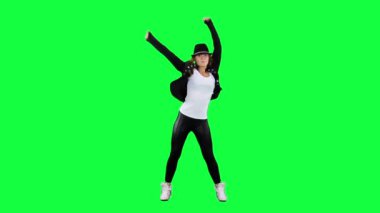 Pop kralı gibi dans şapkalı kız. Chroma anahtar arka plan. Genç kadın bir yeşil arka planda dans