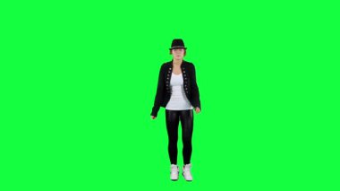 Pop kralı gibi dans şapkalı kız. Chroma anahtar arka plan. Genç kadın bir yeşil arka planda dans