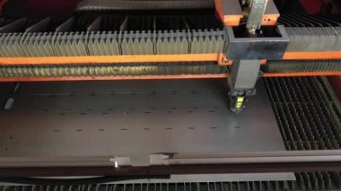 Lazer makinesi bir metal levha keser. Metal bir levhayı kesen lazer makinesinin üst görünümü