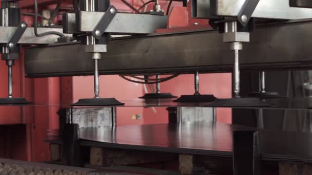 Automatizovaná Výroba Mechanismus Laserového Stroje Při Výrobě Plechu Pro Řezání — Stock video
