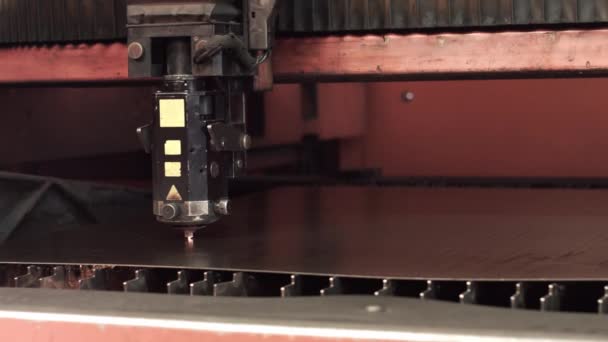 Close Laser Machine Laser Machine Cuts Sheet Metal — Stock Video