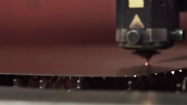 Maschine Schneidet Metall Lasermaschine Die Ein Blech Schneidet — Stockvideo