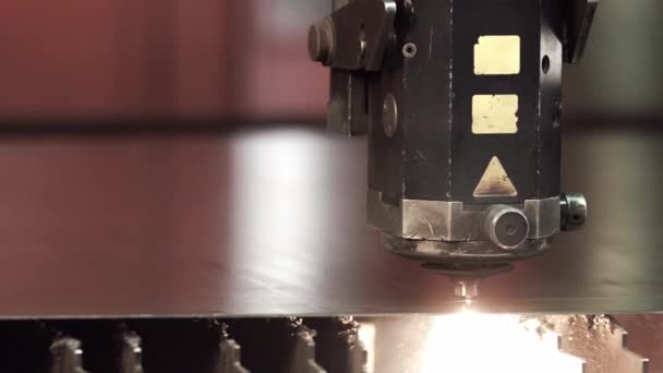 Des étincelles de coupe de métal. Machine laser qui coupe une feuille de métal 