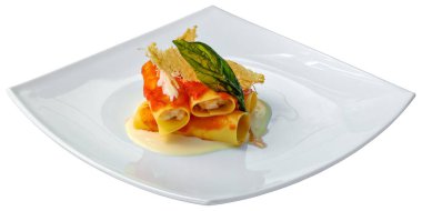 Beyaz arka plan üzerinde izole cannelloni