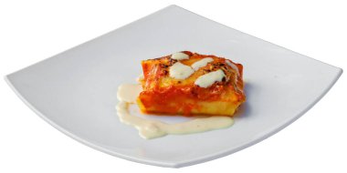 Bolognese soslu beyaz arka plan üzerinde izole klasik lazanya