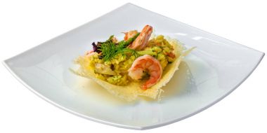 Risotto karides ve beyaz arka plan üzerinde izole kuşkonmaz ile