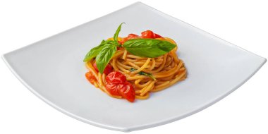 Spagetti domates sosu ve beyaz arka plan üzerinde izole fesleğen ile