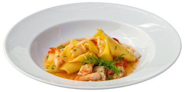 Ravioli karides ve beyaz arka plan üzerinde izole domates sosu ile