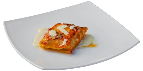 Bolognese soslu beyaz arka plan üzerinde izole klasik lazanya