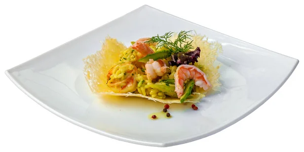 Risotto karides ve beyaz arka plan üzerinde izole kuşkonmaz ile
