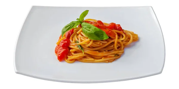 Spaghetti met tomatensaus en basilicum geïsoleerd op witte achtergrond — Stockfoto
