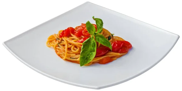 Спагетти с томатным соусом и базиликом на белом фоне — стоковое фото