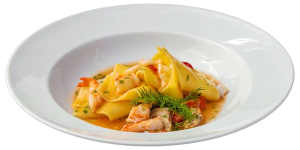 Ravioli con camarones y salsa de tomate aislados sobre fondo blanco — Foto de Stock