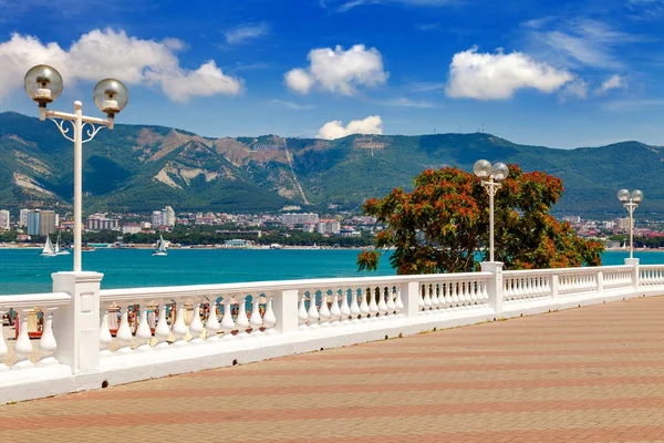 Svarta havets kust i gelendzhik, Ryssland — Stockfoto