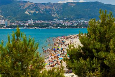 Yaz tatil Sahilde. Gelendzhik, Rusya'nın Karadeniz sahilleri. Gelendzhik resort kasaba, yılın farklı zamanlarda fotoğraf çevresi.
