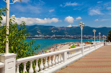 Yaz tatil Sahilde. Gelendzhik, Rusya'nın Karadeniz sahilleri. Gelendzhik resort kasaba, yılın farklı zamanlarda fotoğraf çevresi.