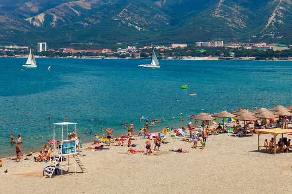 Yaz tatil Sahilde. Gelendzhik, Rusya'nın Karadeniz sahilleri. Gelendzhik resort kasaba, yılın farklı zamanlarda fotoğraf çevresi.