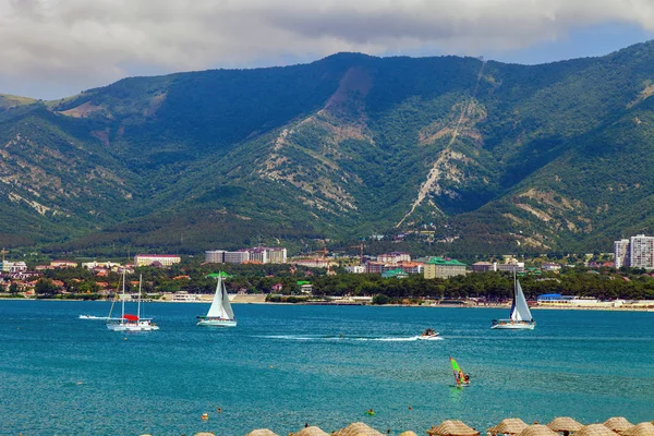 Yaz tatil Sahilde. Gelendzhik, Rusya'nın Karadeniz sahilleri. Gelendzhik resort kasaba, yılın farklı zamanlarda fotoğraf çevresi.