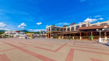 Tatilciler set yürümek. Kabardinka, Rusya - 20 Mayıs 2016: Değil kalabalık dolgu Kabardinka boyunca bir yürüyüş.