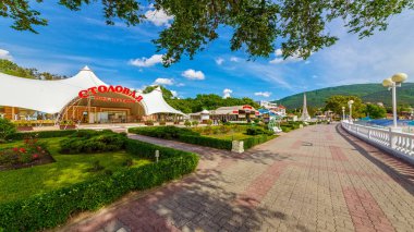 Tatilciler set yürümek. Kabardinka, Rusya - 20 Mayıs 2016: Değil kalabalık dolgu Kabardinka boyunca bir yürüyüş.