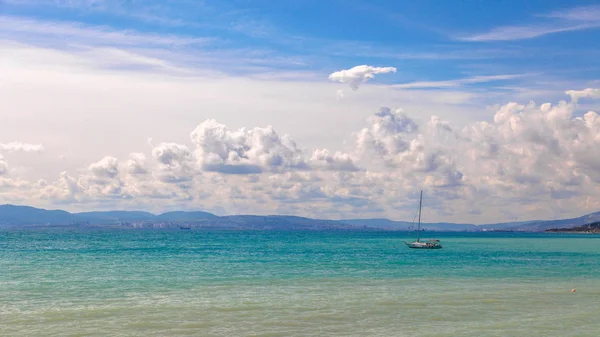 Eenzame Boot Zee Een Schip Achtergrond Van Zee Dikke Wolken — Stockfoto