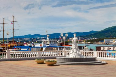 Gelin - uzun kıyı şeridi, Gelendzhik Yaylası girişindeki nitelikli anıt. Karadeniz Sahil farklı mevsimlerde.