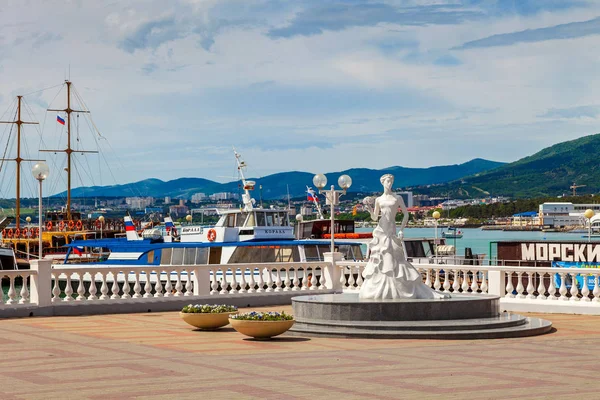 Gelin - uzun kıyı şeridi, Gelendzhik Yaylası girişindeki nitelikli anıt. Karadeniz Sahil farklı mevsimlerde.