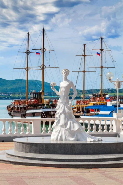 Novia Blanca Monumento Costa Gelendzhik Costa Del Mar Negro Las —  Fotos de Stock