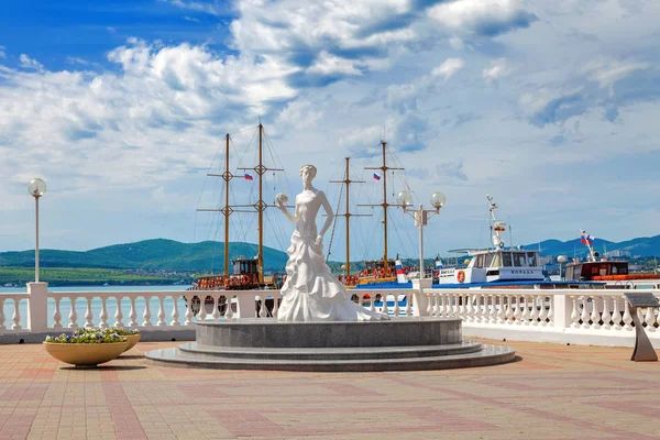 Gelin - uzun kıyı şeridi, Gelendzhik Yaylası girişindeki nitelikli anıt. Karadeniz Sahil farklı mevsimlerde.