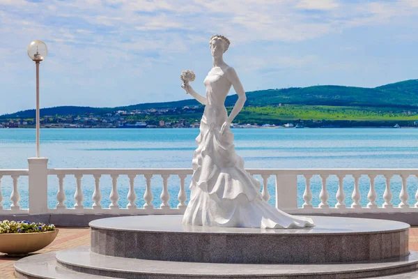 Panna Młoda Biały Pomnik Wybrzeżu Gelendzhik Wybrzeżu Morza Czarnego Różnych — Zdjęcie stockowe