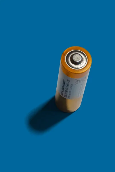 Alcalino AA bateria vista superior no fundo azul — Fotografia de Stock