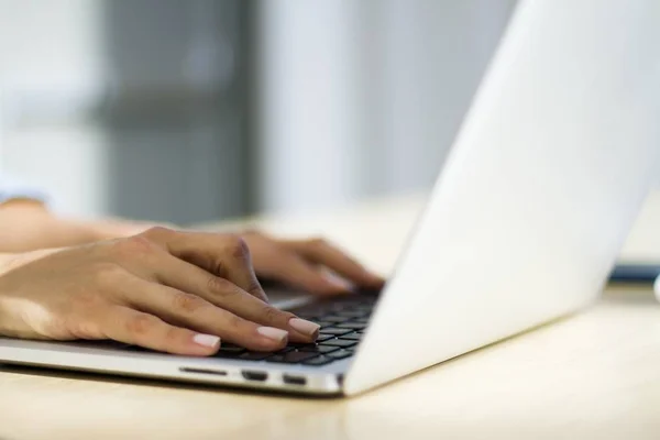 Las manos de la mujer escribiendo en un ordenador portátil, concepto de trabajo — Foto de Stock