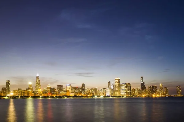 Güzel Chicago silueti gün batımında, Illinois, Usa — Stok fotoğraf
