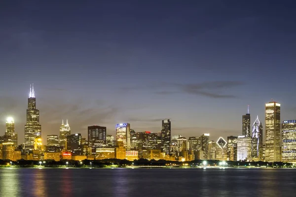 Hermoso horizonte de Chicago por la noche, Illinois, EE.UU. —  Fotos de Stock