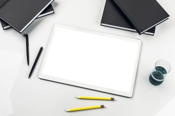 Bovenaanzicht van witte blanco digitale tablet scherm op het bureaublad met een glas koffie en boeken, mock up, close-up. 3d Rendering — Stockfoto