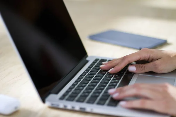Δακτυλογράφηση κοριτσιού στο laptop στο λόμπι του ξενοδοχείου, ιδέα απομακρυσμένης εργασίας, κοντινό πλάνο — Φωτογραφία Αρχείου