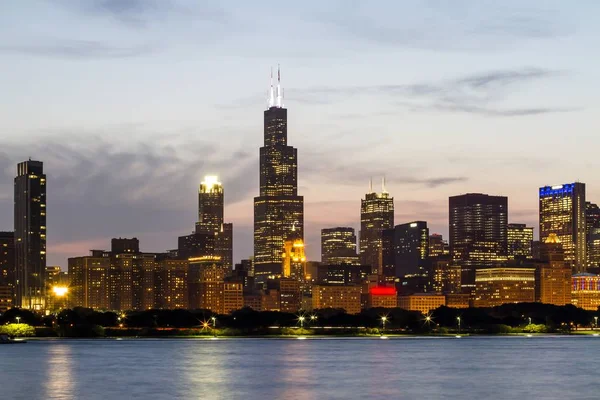 Piękna panorama Chicago wieczorem, Usa — Zdjęcie stockowe