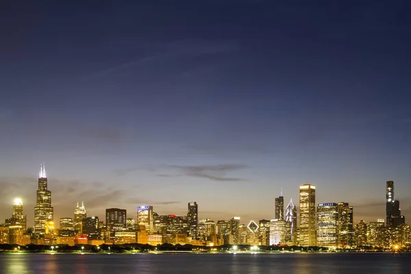 Hermoso horizonte de Chicago por la noche con paseo marítimo, EE.UU. —  Fotos de Stock