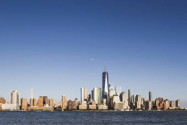 Hermoso horizonte del distrito financiero de la ciudad de Nueva York durante el día, Estados Unidos — Foto de Stock