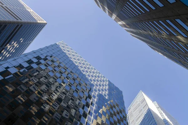 Rascacielos en un centro de la ciudad al atardecer, mirando hacia arriba perspectiva, EE.UU. — Foto de Stock
