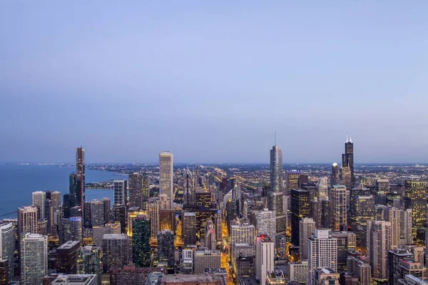 Lindas linhas do horizonte de Chicago ao entardecer, vista aérea, EUA — Fotografia de Stock